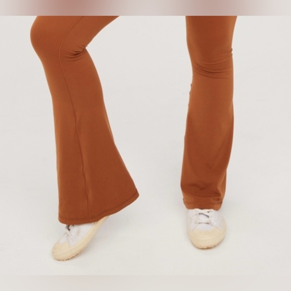 OFFLINE BY AERIE REAL ME HIGH
WAISTED CROSSOVER FLARE
LEGGING Size Small - Picture 2 of 11